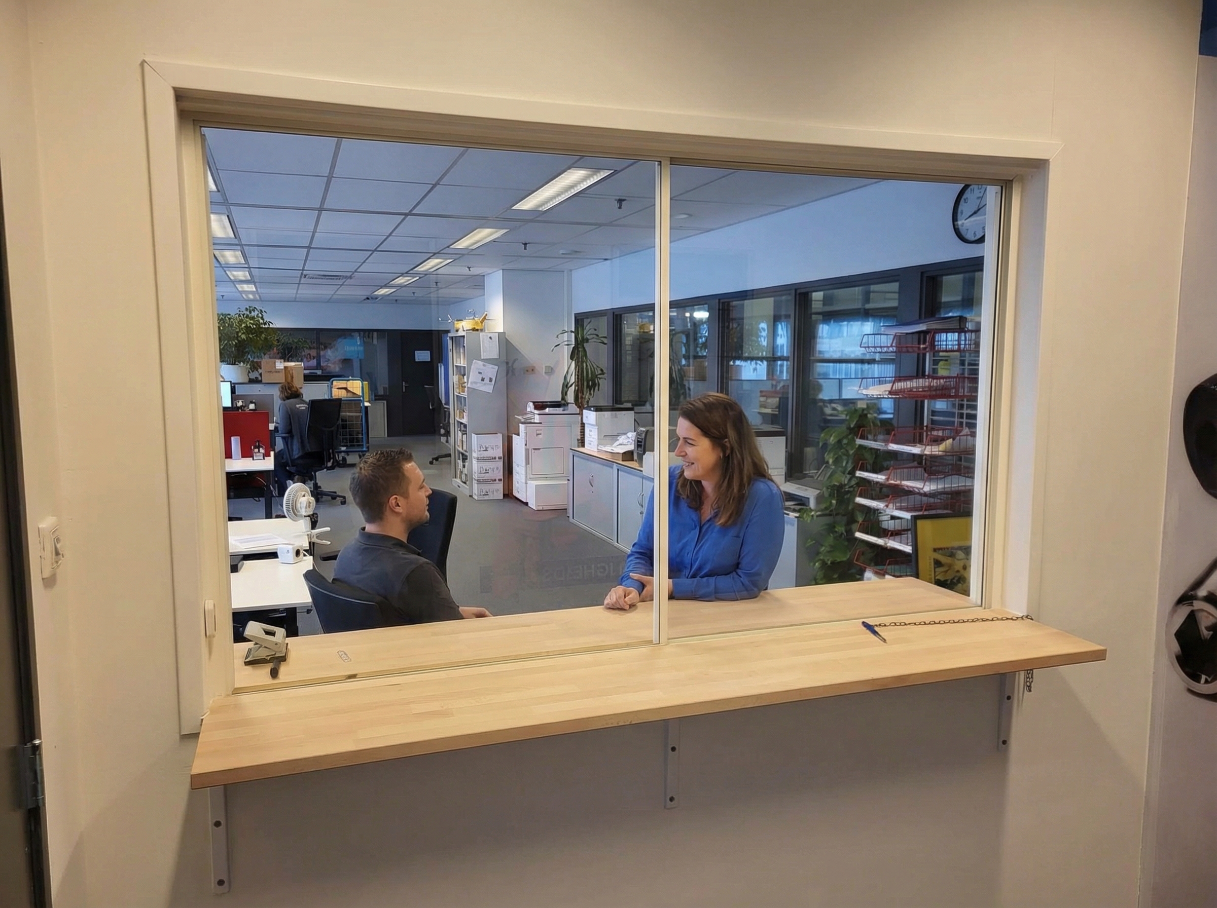 Topschuifloket_medewerker_achter_raam_001