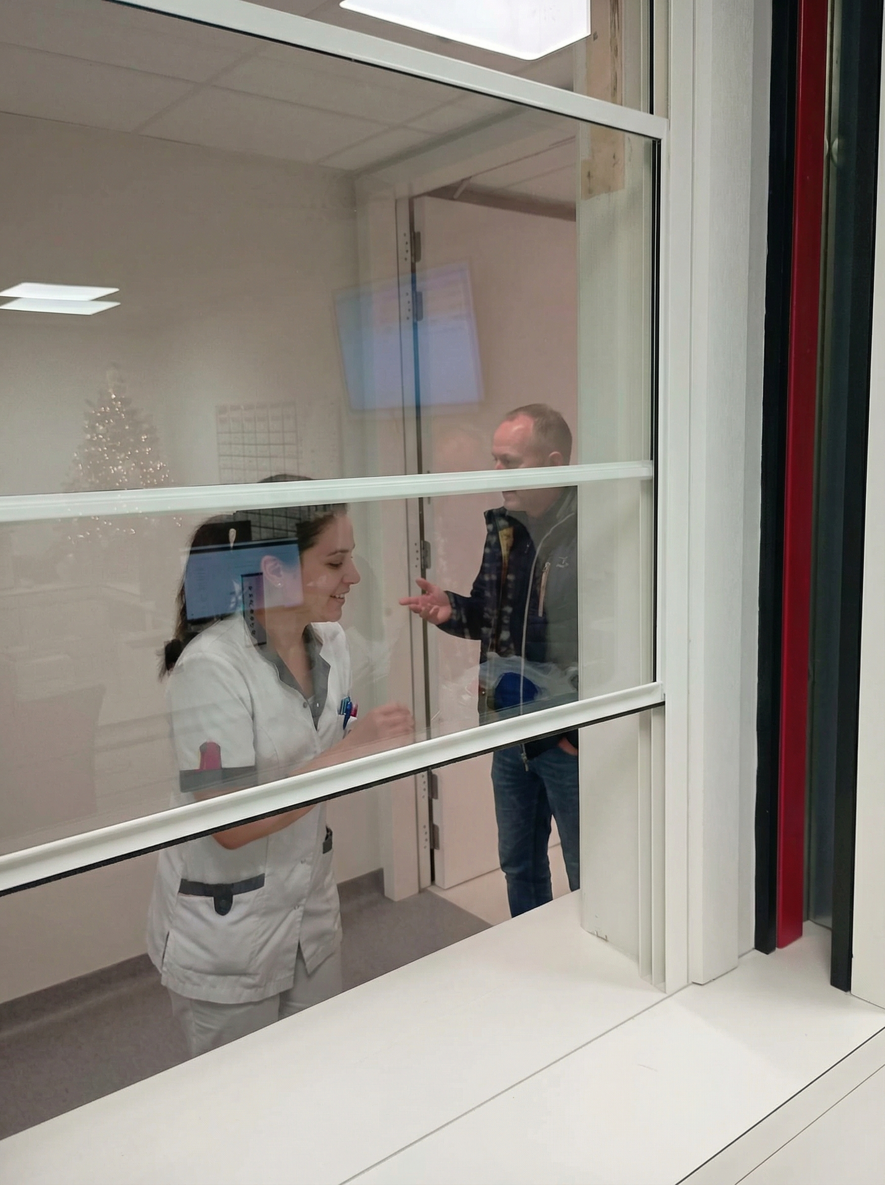 Topschuifloket_medewerker_achter_raam_004