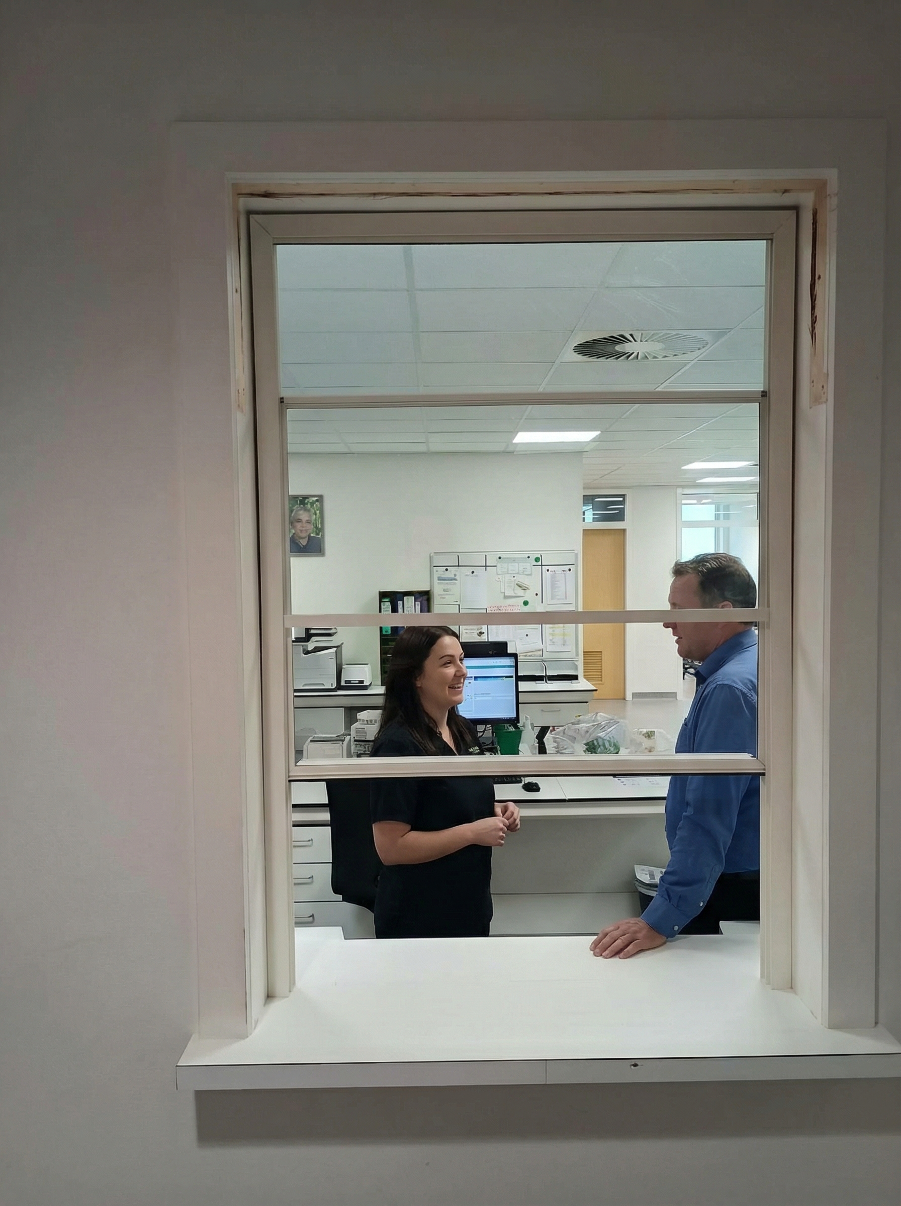 Topschuifloket_medewerker_achter_raam_003