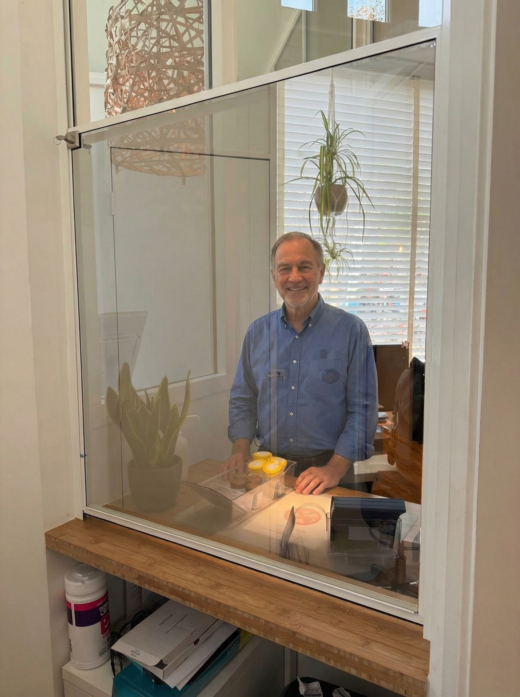 Topschuifloket_medewerker_achter_raam_005