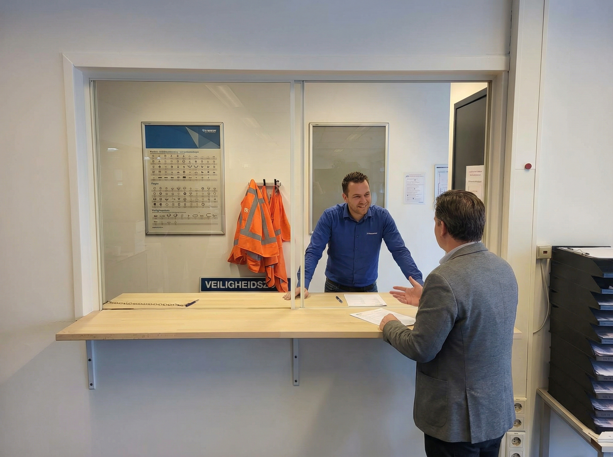 Topschuifloket_medewerker_achter_raam_002