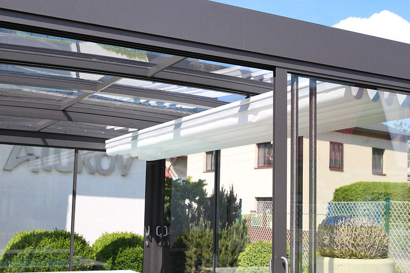 geopende-geintegreerde-zonweringsysteem-pergola-venti